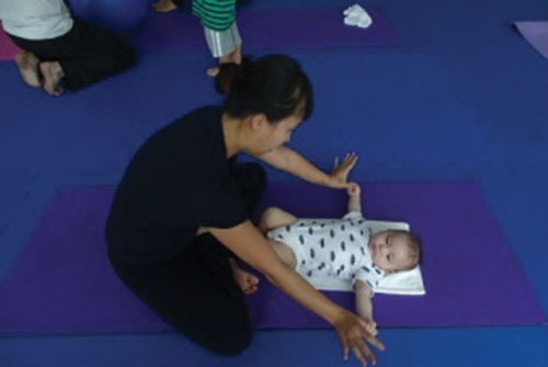 12 bài tập thể dục cho bé sơ sinh phát triển toàn diện cha mẹ nên biết 18