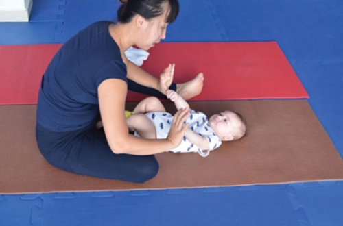 12 bài tập thể dục cho bé sơ sinh phát triển toàn diện cha mẹ nên biết 21