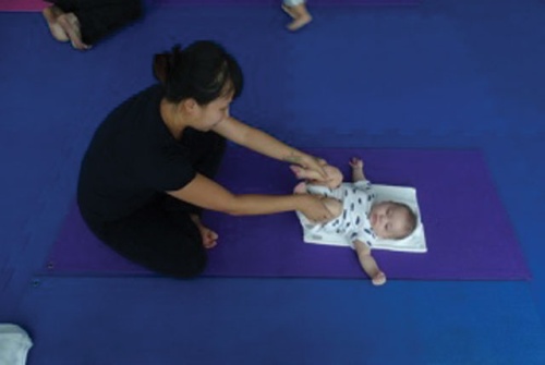 12 bài tập thể dục cho bé sơ sinh phát triển toàn diện cha mẹ nên biết 23