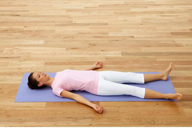 4 bài tập yoga dễ tập ngay trên giường để có giấc ngủ ngon hơn 10