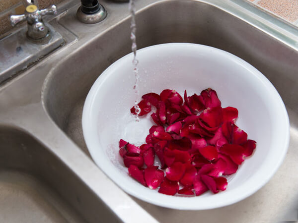 4 cách tự làm nước hoa hồng tinh khiết làm tại nhà cực dễ 42