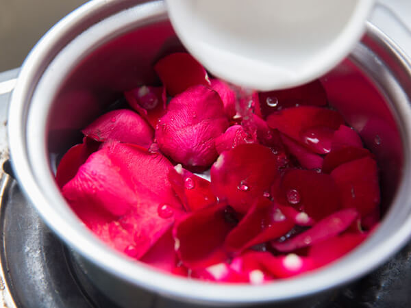 4 cách tự làm nước hoa hồng tinh khiết làm tại nhà cực dễ 44