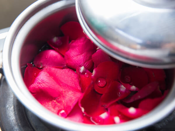 4 cách tự làm nước hoa hồng tinh khiết làm tại nhà cực dễ 45
