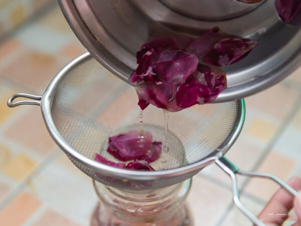 4 cách tự làm nước hoa hồng tinh khiết làm tại nhà cực dễ 47