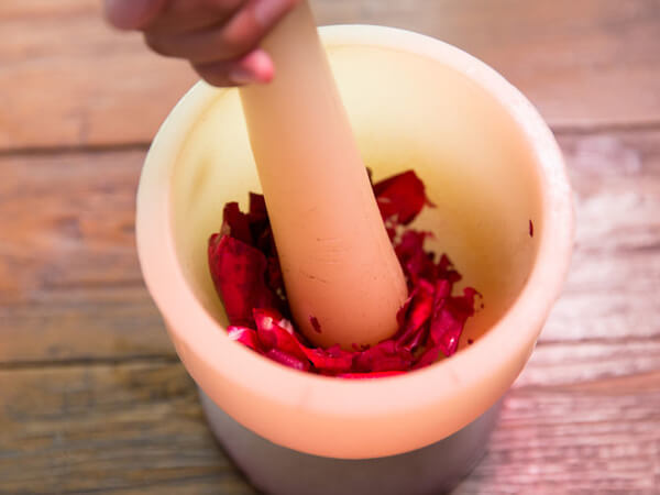 4 cách tự làm nước hoa hồng tinh khiết làm tại nhà cực dễ 49