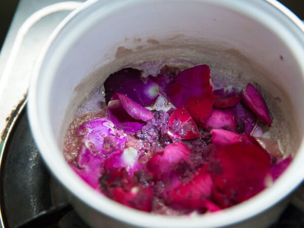 4 cách tự làm nước hoa hồng tinh khiết làm tại nhà cực dễ 52