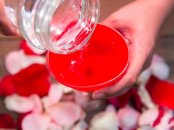 4 cách tự làm nước hoa hồng tinh khiết làm tại nhà cực dễ 34