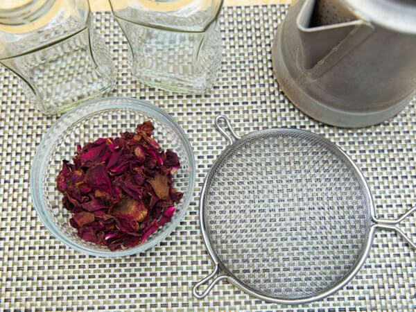 4 cách tự làm nước hoa hồng tinh khiết làm tại nhà cực dễ 35