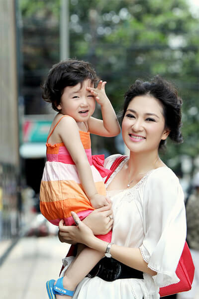 5 bà mẹ đơn thân hút mắt nhất showbiz Việt 15