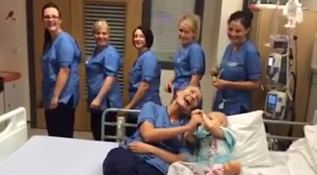 6 nữ y tá múa hát tiếp sức mạnh cho một bệnh nhi ung thư 4