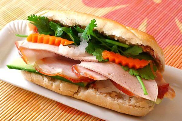 Thêm húng quế vào bánh mì thịt