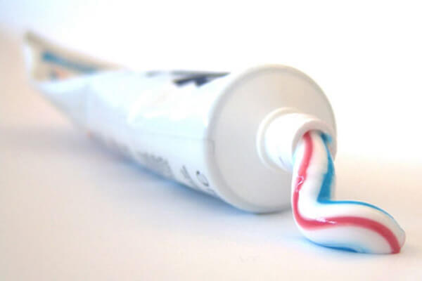 Bỏ túi 18 mẹo hữu ích từ kem đánh răng 6