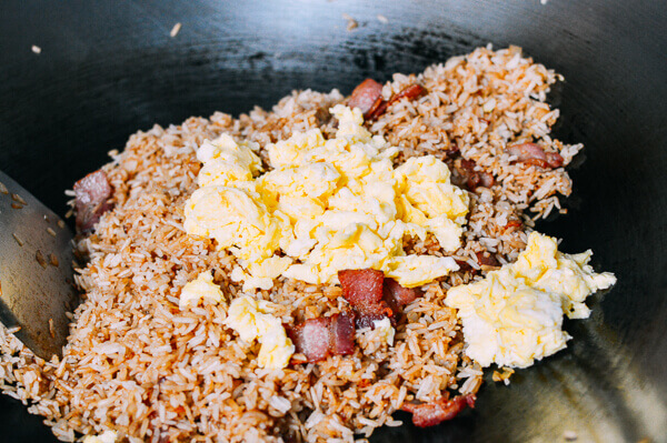 Bữa sáng ngon miệng đủ chất với cơm chiên thịt xông khối và trứng 29