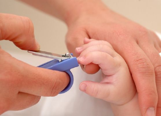 Các bước cắt móng tay an toàn cho bé 7
