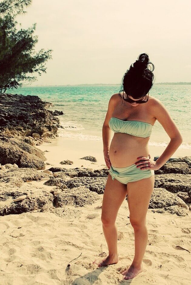 Cách chọn bikini cho bầu đẹp quyến rũ khi đi biển 83
