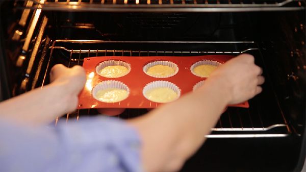 Cách làm bánh cupcake cam vàng thơm ngon miễn chê 23
