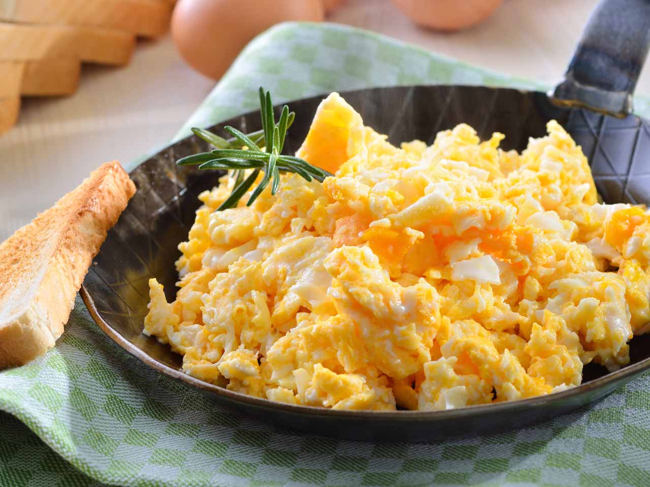 Cách nấu nhanh 5 món trứng cho bữa sáng gọn lẹ và đủ chất 15