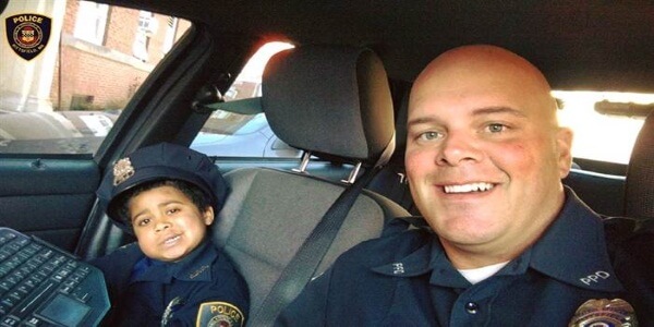 Cậu bé 5 tuổi bị ung thư não được trở thành sĩ quan cảnh sát 9
