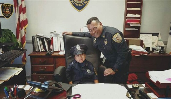 Cậu bé 5 tuổi bị ung thư não được trở thành sĩ quan cảnh sát 10