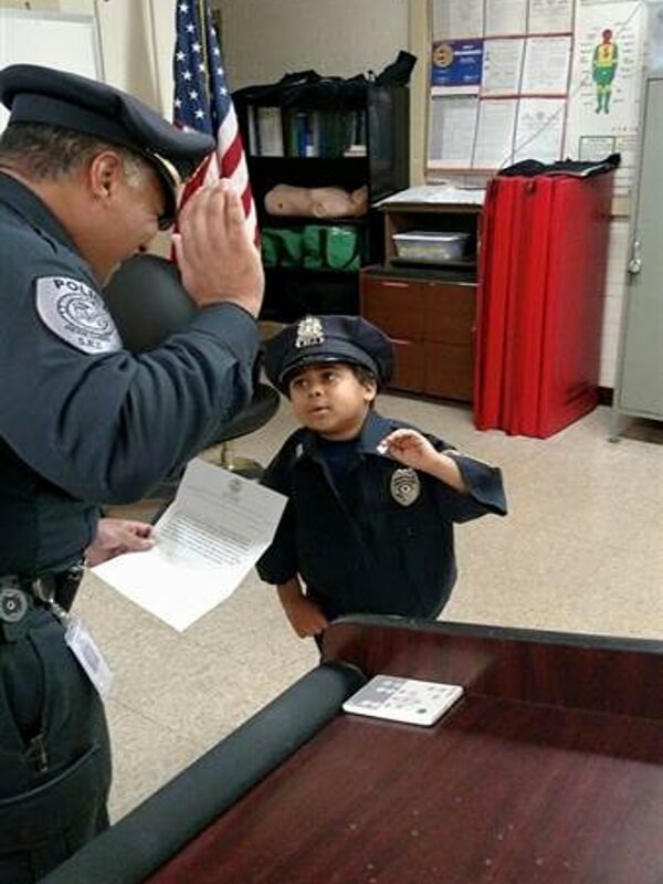Cậu bé 5 tuổi bị ung thư não được trở thành sĩ quan cảnh sát 11