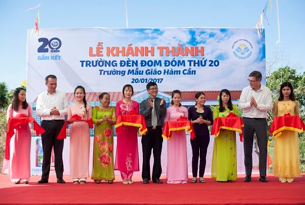 Cô Gái Hà Lan khánh thành trường Đèn Đom Đóm thứ 20 4