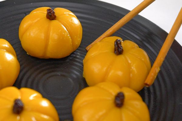 Cùng bé đón Halloween với bánh mochi bí đỏ thơm nức 24