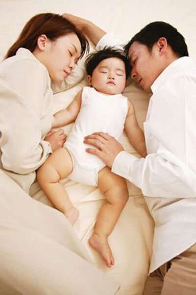 bé ngủ cùng bố mẹ