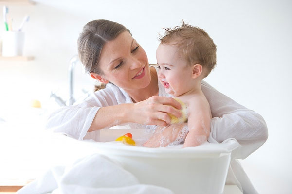 Khi tắm cho bé sơ sinh mẹ phải ghi nhớ 7 điều này 7