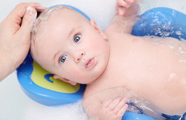 Khi tắm cho bé sơ sinh mẹ phải ghi nhớ 7 điều này 9