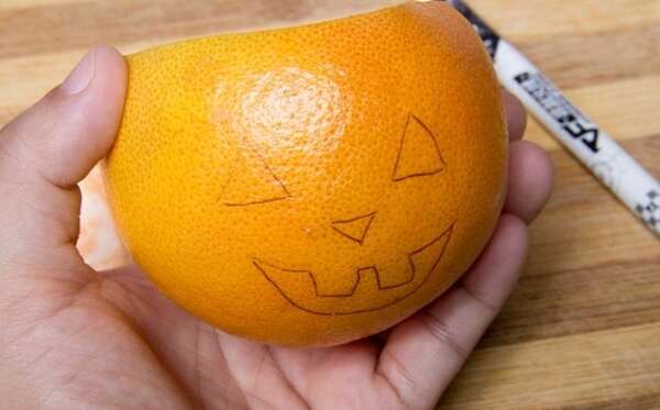 Làm đèn lồng Halloween từ quả cam cho con 15