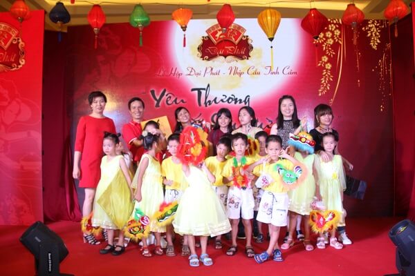 Lễ hội Trung thu 2016 Yêu thương bắt đầu từ chia sẻ: Ngập tràn cảm xúc từ tiếng hát của bé thơ không may 11