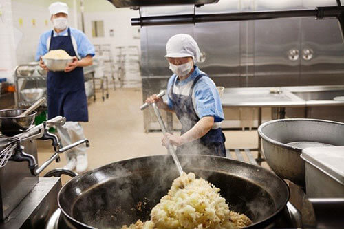 Loạt ảnh thực tế về bữa trưa tại trường tiểu học ở Nhật 17