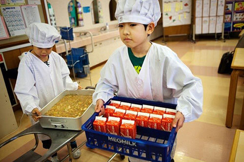 Loạt ảnh thực tế về bữa trưa tại trường tiểu học ở Nhật 19