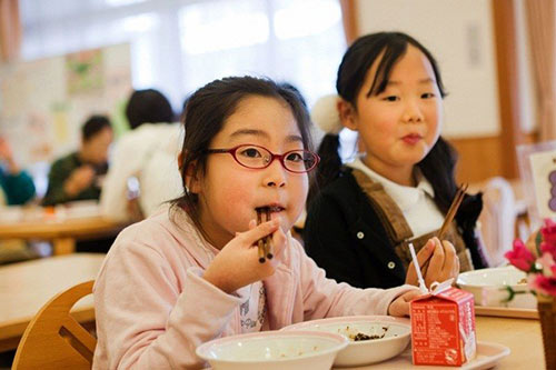 Loạt ảnh thực tế về bữa trưa tại trường tiểu học ở Nhật 28