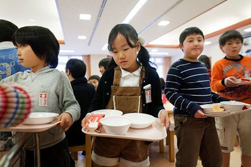 Loạt ảnh thực tế về bữa trưa tại trường tiểu học ở Nhật 29