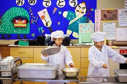 Loạt ảnh thực tế về bữa trưa tại trường tiểu học ở Nhật 19