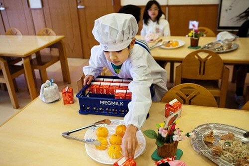 Loạt ảnh thực tế về bữa trưa tại trường tiểu học ở Nhật 21