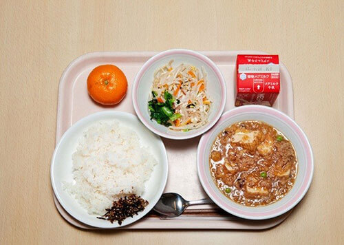 Loạt ảnh thực tế về bữa trưa tại trường tiểu học ở Nhật 24