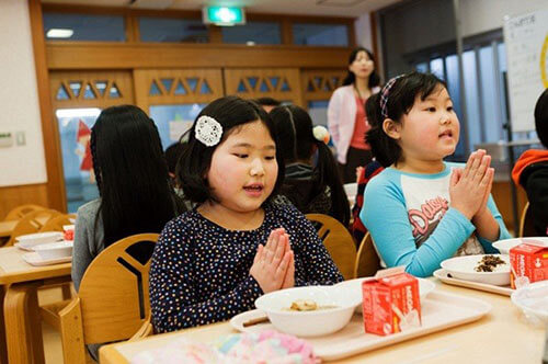 Loạt ảnh thực tế về bữa trưa tại trường tiểu học ở Nhật 25