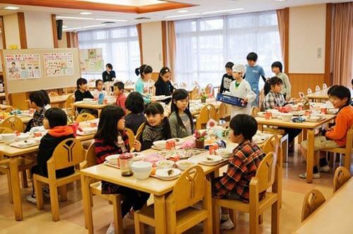 Loạt ảnh thực tế về bữa trưa tại trường tiểu học ở Nhật 26
