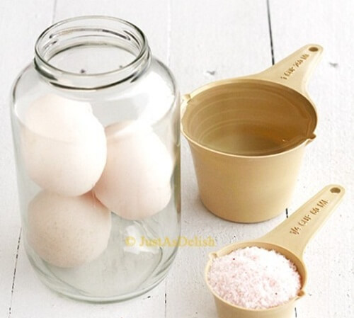 Mách mẹ cách đơn giản làm trứng muối cho bé yêu ăn cháo 9
