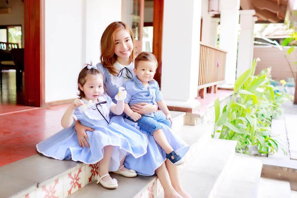 Mẹ con Elly Trần lại gây thương nhớ với tông màu xanh yên ả 11