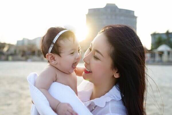 Những khoảnh khắc ngọt lịm của hoa hậu Hà Kiều Anh bên con gái út 21
