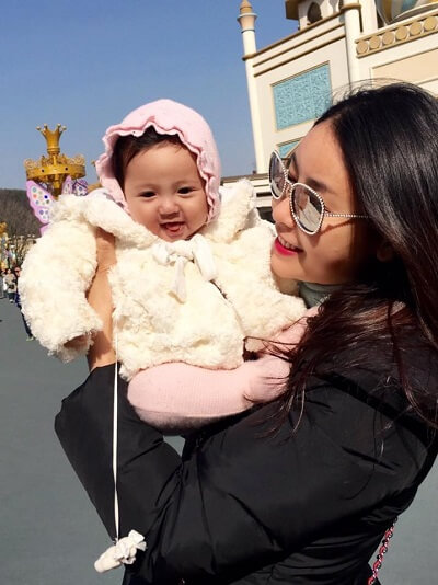 Những khoảnh khắc ngọt lịm của hoa hậu Hà Kiều Anh bên con gái út 23