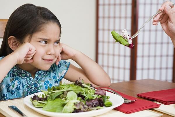 Những mẹo hay giúp mẹ không phải “vật lộn” với bé khi ăn 4