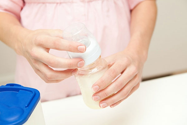 Nói "không" với 8 việc này khi pha sữa cho trẻ sơ sinh kẻo gây hại cho đường tiêu hóa của bé 6
