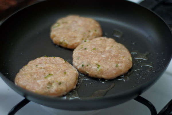 Tự làm hamburger gà chiên cho bữa sáng nhanh gọn, đủ chất 15
