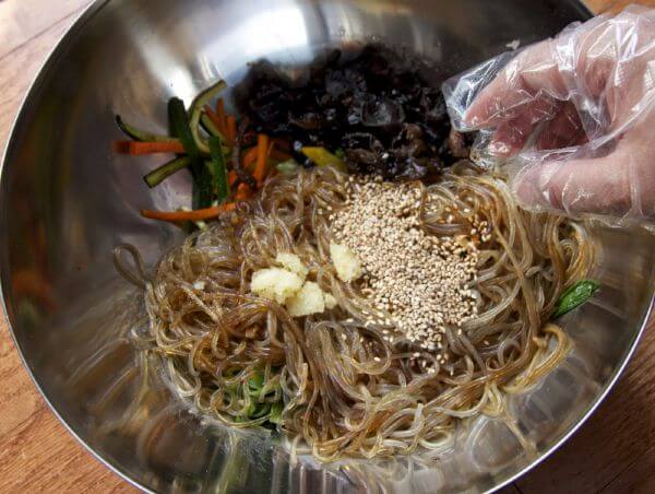 Tuyệt chiêu nấu món miến trộn Hàn Quốc ngon không thua gì ngoài hàng 35
