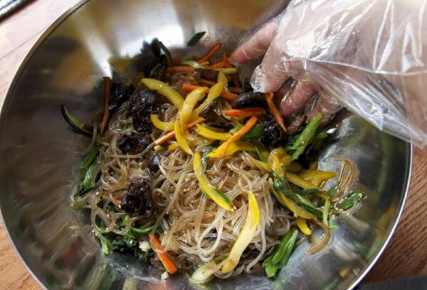 Tuyệt chiêu nấu món miến trộn Hàn Quốc ngon không thua gì ngoài hàng 36