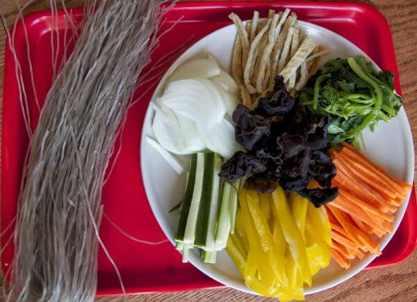 Tuyệt chiêu nấu món miến trộn Hàn Quốc ngon không thua gì ngoài hàng 24